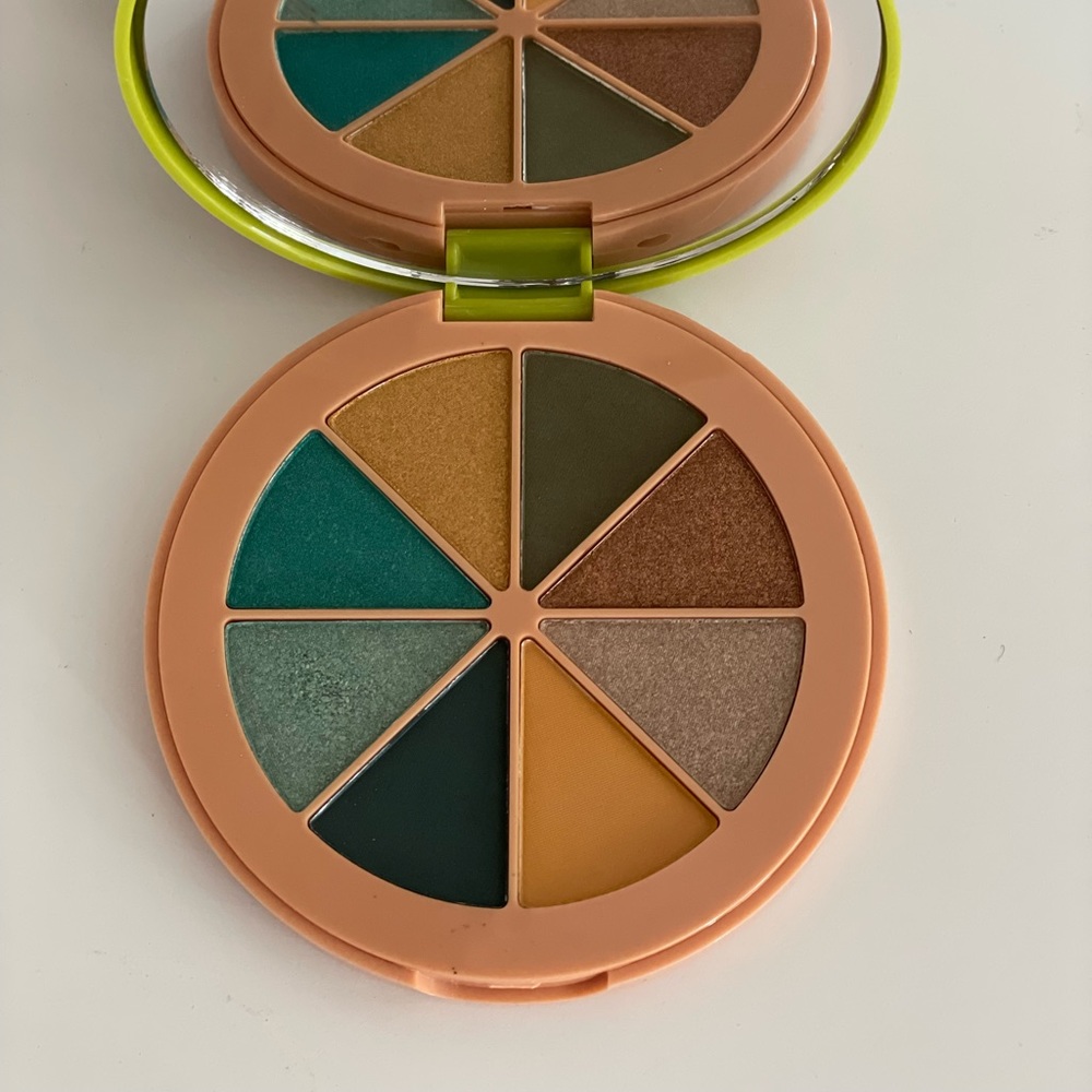 I ❤️Revolution “Vegan” 🌟Tasty Burger 🍔 Eyeshadow Palette.